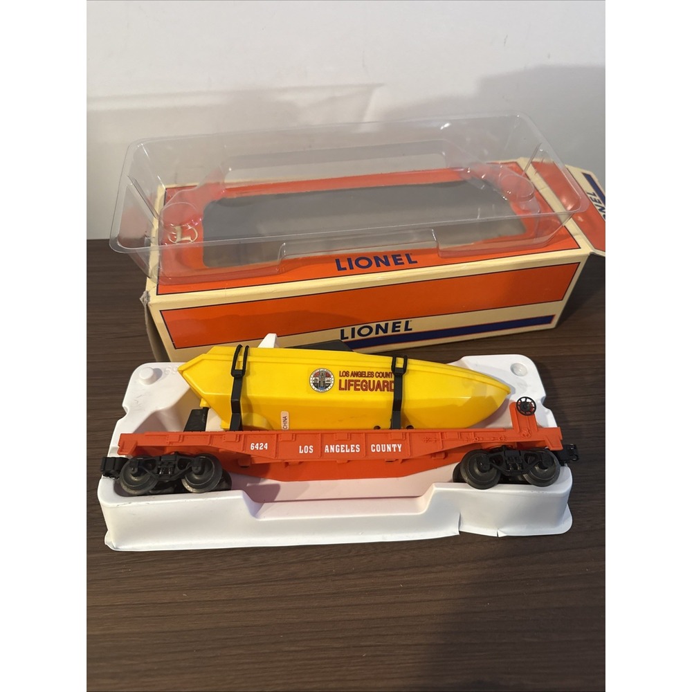LIONEL FLAT CAR # 6424 - LOS ANGELES COUNTY W/LIFEGUARD BOAT  Exc. Condition